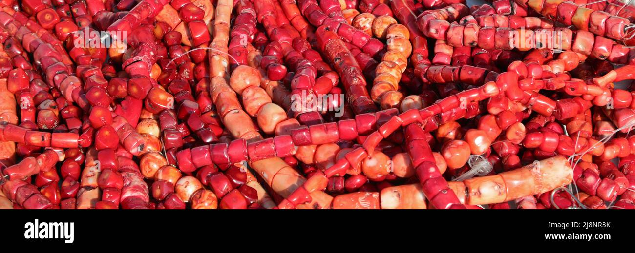 de nombreux colliers de corail rouge à vendre dans la stalle du marché Banque D'Images