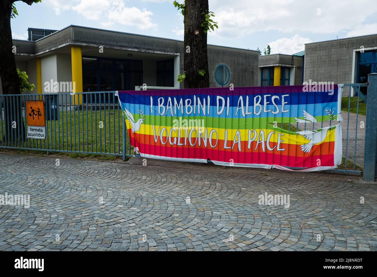 Lombardia, Italie - 05.01.2022: Drapeau arc-en-ciel avec le texte italien 'les enfants albois veulent la paix' (I bambini di Albese vogliono Pace) Banque D'Images