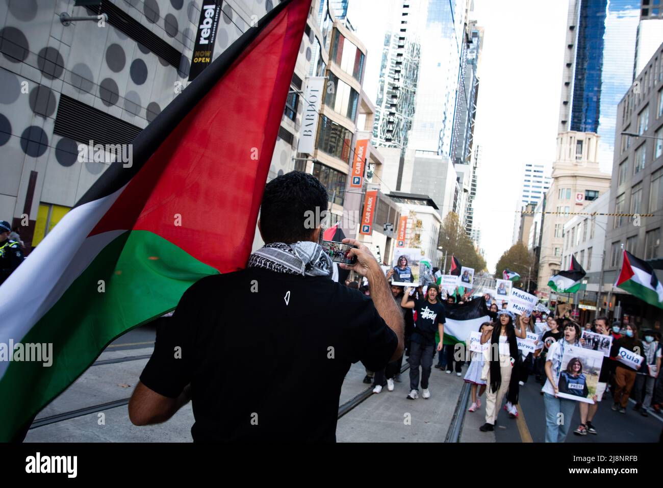 La manifestation de Nakba en 74th et un mémorial pour Shireen Abu Akleh, journaliste d'Al Jazeera abattu par les forces d'occupation israéliennes, ont eu lieu à Melbourne. La manifestation était organisée par Free Palestine Melbourne. Australie. Banque D'Images