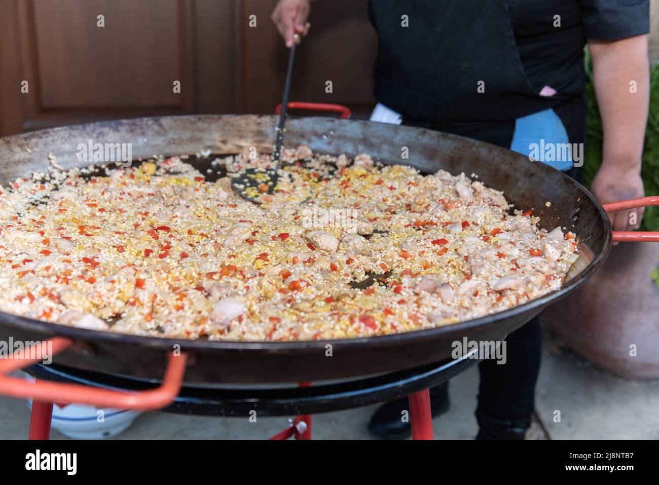 Une énorme quantité de paella est cuite dans le très grand wok pour les  clients affamés Photo Stock - Alamy