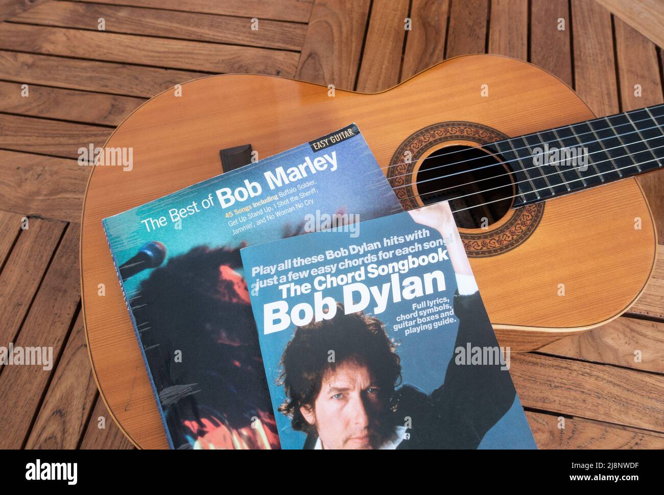 Bob Dylan et Bob Marley guitares de chansons sur guitare Banque D'Images