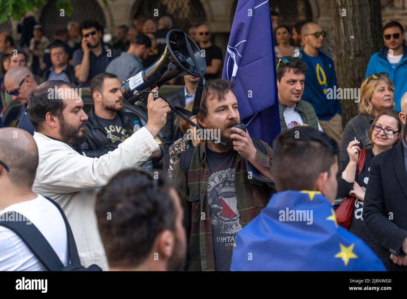 Sofia, Bulgarie - 09 mai 2022 : un homme dans une foule parle dans un haut-parleur lors d'une démonstration Banque D'Images
