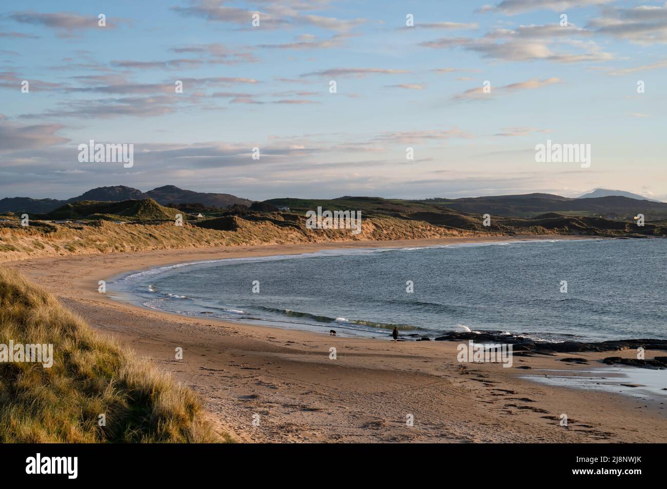 La longue plage de sable et les dunes de sable de Ballyheinan Beach dans le comté de Donegal en Irlande Banque D'Images