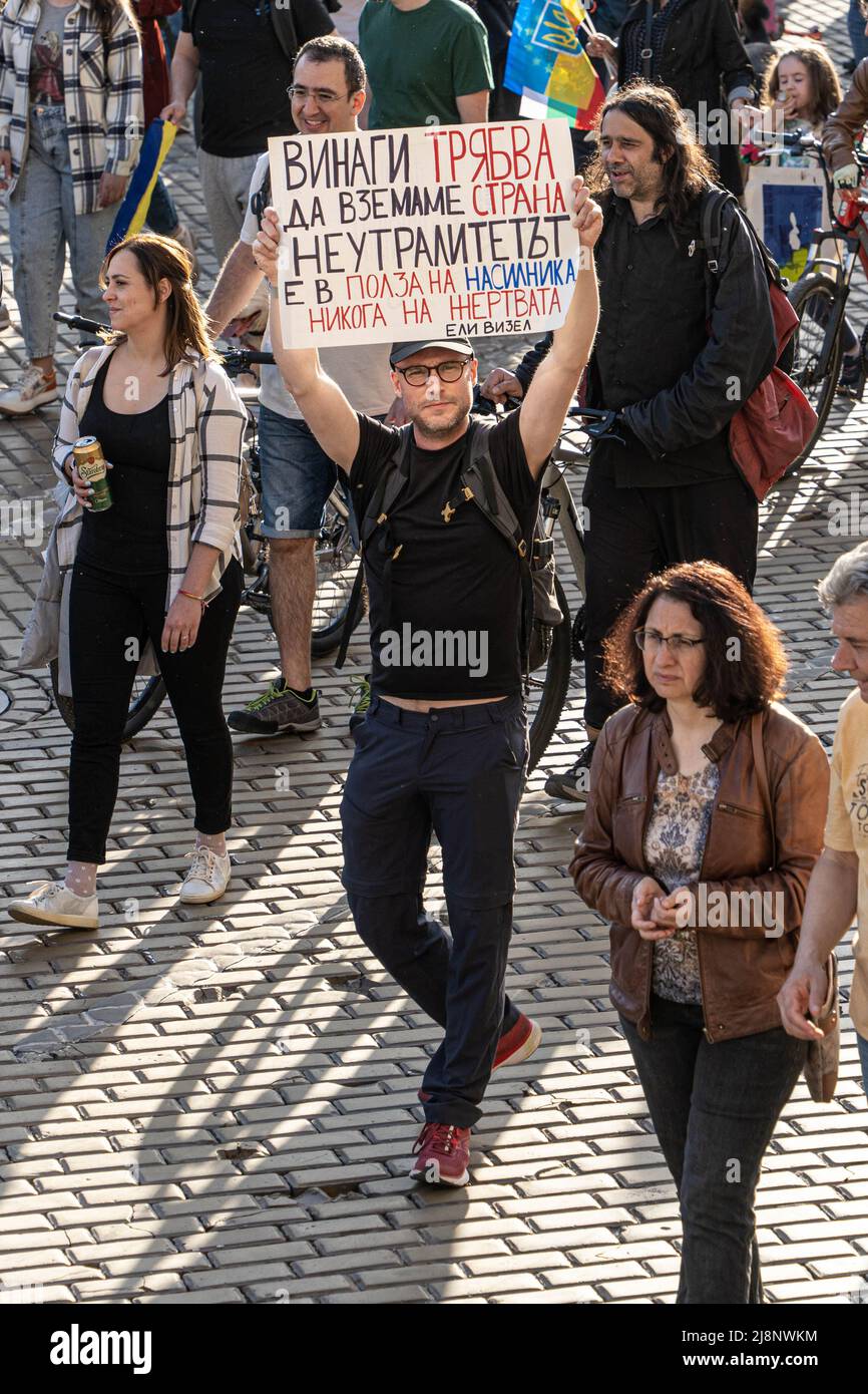 Sofia, Bulgarie - 09 mai 2022 : un homme marche avec une affiche en bulgare entre ses mains, exigeant de ne pas être neutre lors de la manifestation pro-ukrainienne Banque D'Images