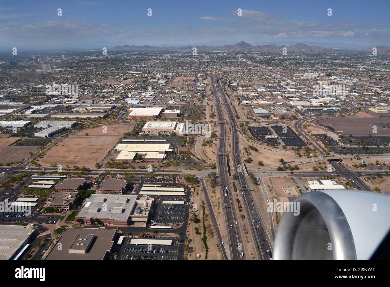 Vue depuis la fenêtre d'un avion passager qui survole l'Interstate 10 à son approche de l'aéroport international Phoenix Sky Harbor en Arizona. Banque D'Images