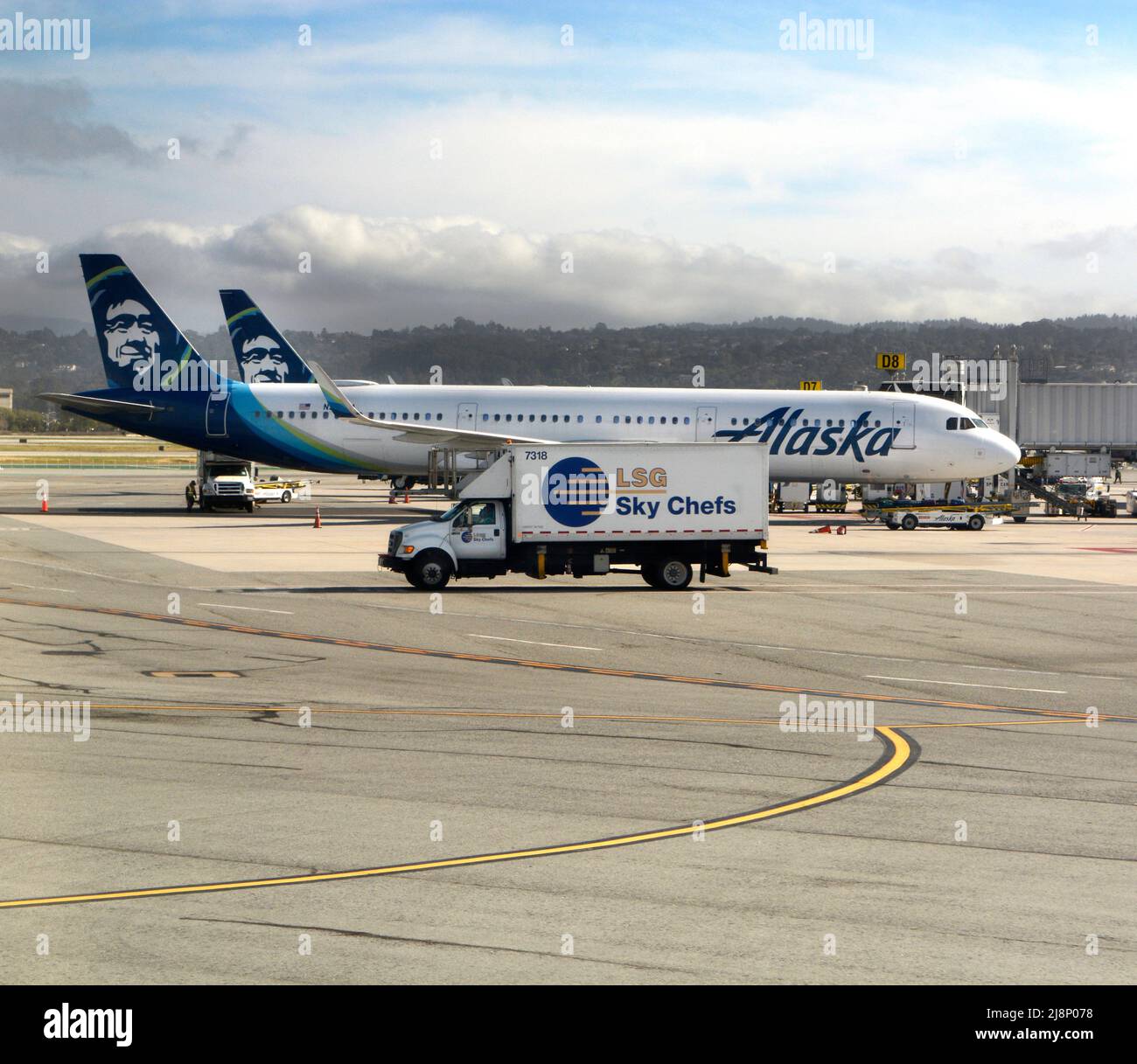 Un camion LSG Sky chefs et un avion de transport de passagers Alaska Airlines sur le tarmac à l'aéroport international de San Francisco à San Francisco, en Californie. Banque D'Images