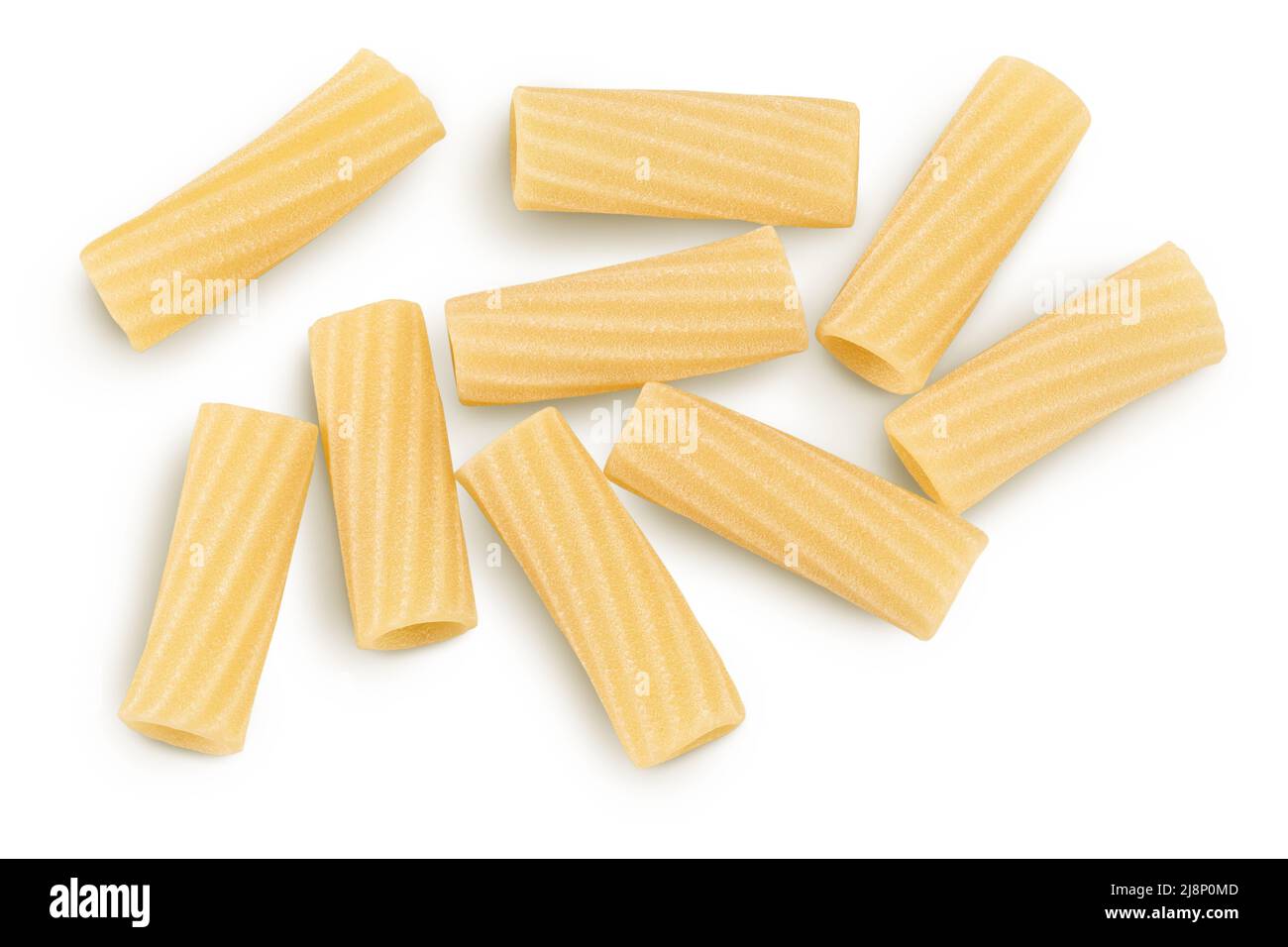 pâtes italiennes brutes tortiglioni isolées sur fond blanc avec passe-bande et profondeur de champ totale. Vue de dessus. Pose à plat Banque D'Images