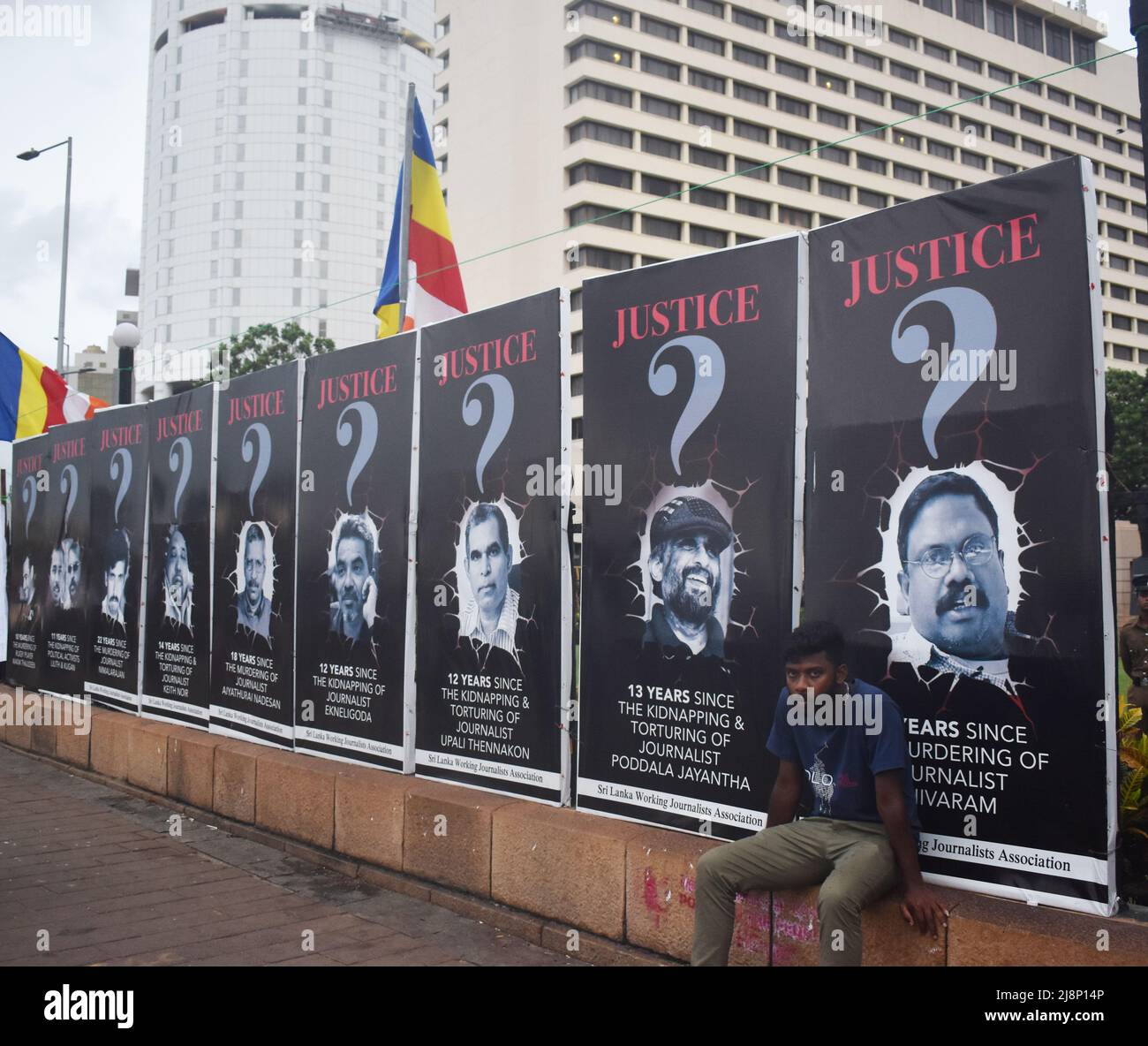 Les journalistes tués ou portés disparus au Sri Lanka au cours des dernières années sont rappelés sur le site de la manifestation. La manifestation se poursuit au milieu du couvre-feu et de la loi d'urgence, les forces de sécurité étant autorisées à tirer en cas de violence. Les gens se sont rassemblés en grand nombre le jour de Vesak poya à Galle face où la principale manifestation a lieu nommé Gota Go Gama depuis plus d'un mois. Colombo, Sri Lanka. Banque D'Images