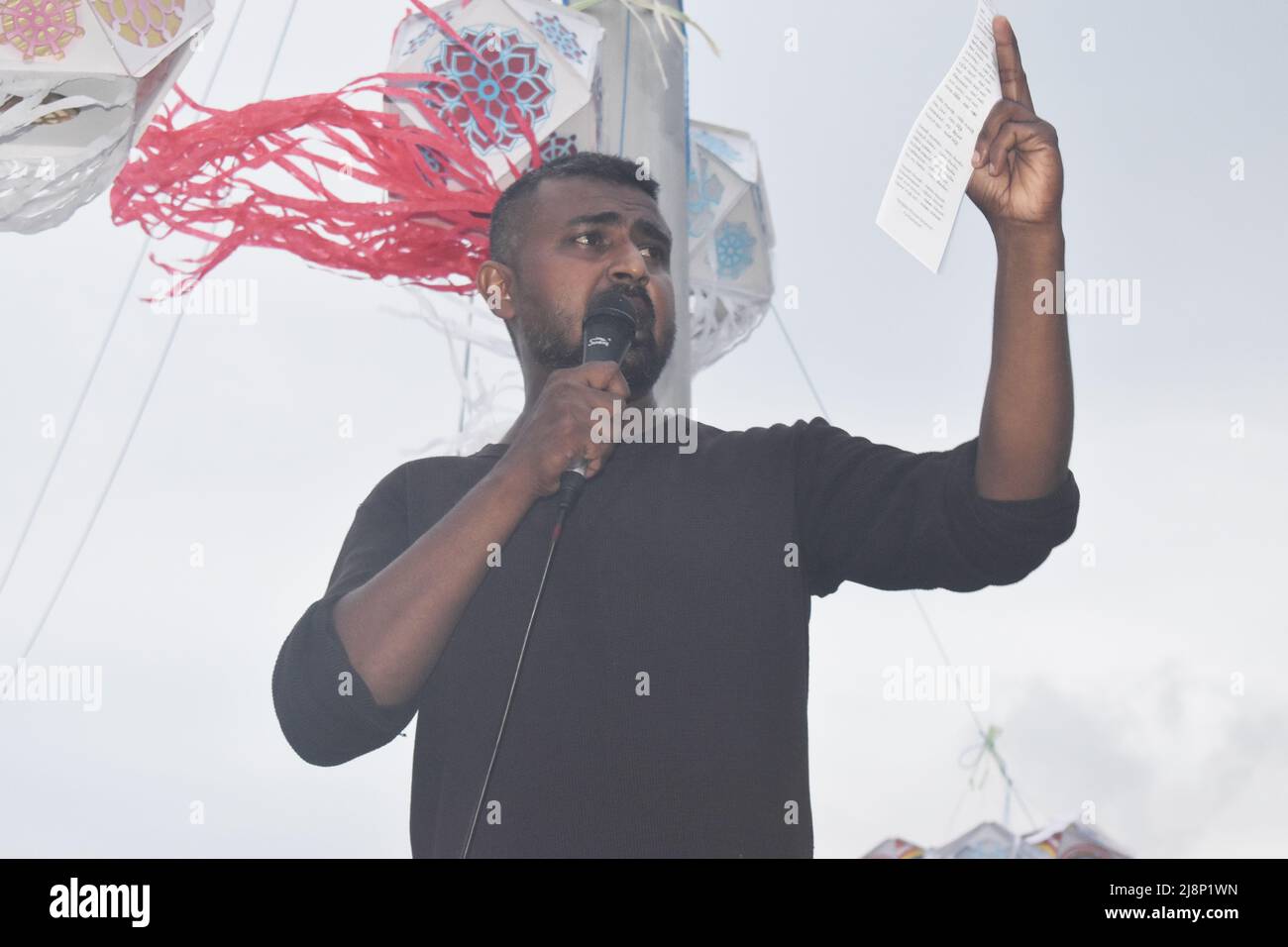 La manifestation se poursuit au milieu du couvre-feu et de la loi d'urgence, les forces de sécurité étant autorisées à tirer en cas de violence. Les gens se sont rassemblés en grand nombre le jour de Vesak poya à Galle face où la principale manifestation a lieu nommé Gota Go Gama depuis plus d'un mois. Colombo, Sri Lanka. Banque D'Images