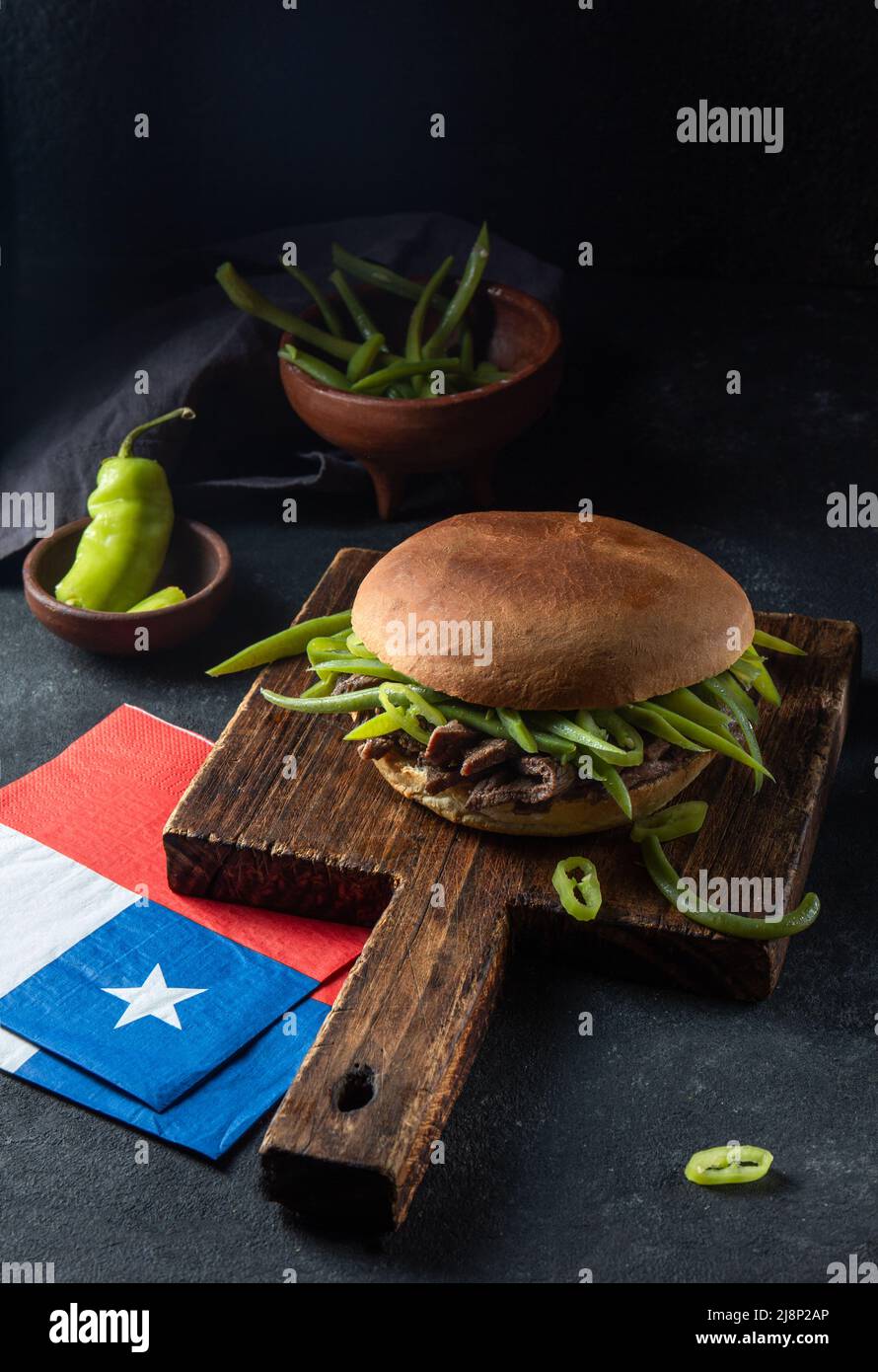 Hamburger chilien latino-américain Chacarero avec tranches de bœuf de qualité supérieure et haricots verts sur fond noir. Banque D'Images