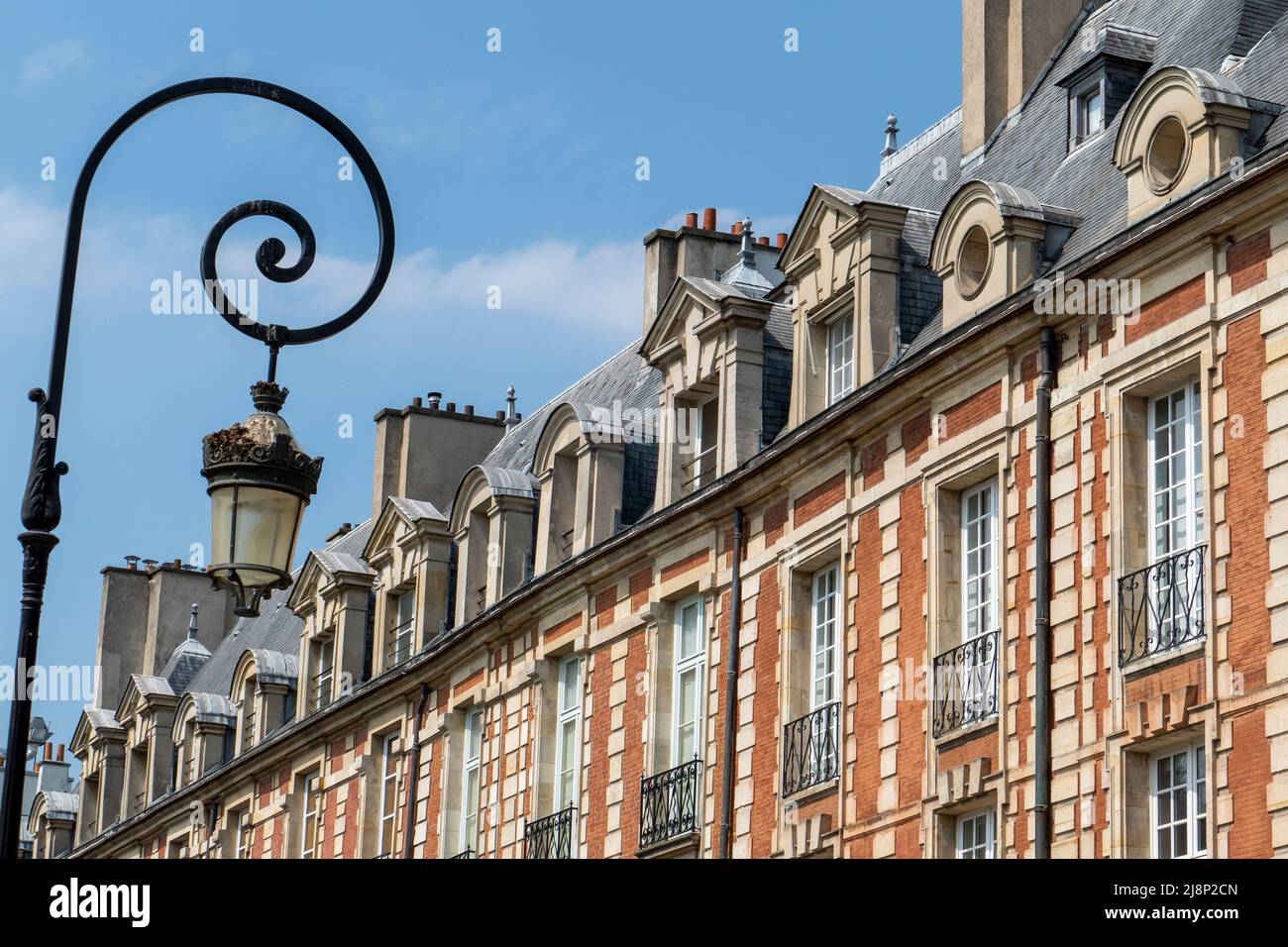 La place des Vosges à l'origine, la place Royale, est la plus ancienne place planifiée de Paris, en France. Il est situé dans le quartier du Marais. Banque D'Images