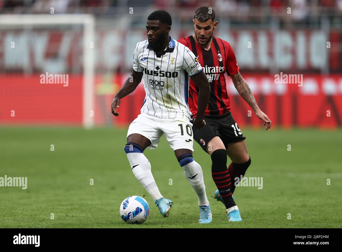 Stade San Siro, Milan, Italie, 15 mai 2022, Jeremie Boga (Atalanta BC) est défié par Theo Hernandez (AC Milan) pendant l'AC Milan vs Atalanta BC - Banque D'Images