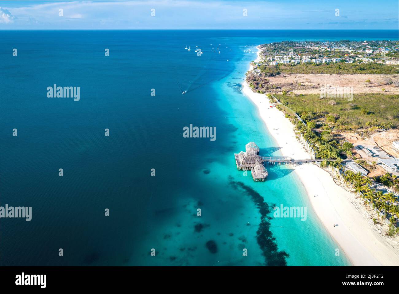 Vue aérienne de la plage de Kendwa à Zanzibar, Tanzanie avec station de luxe et eaux turquoise de l'océan.Image en tons. Banque D'Images