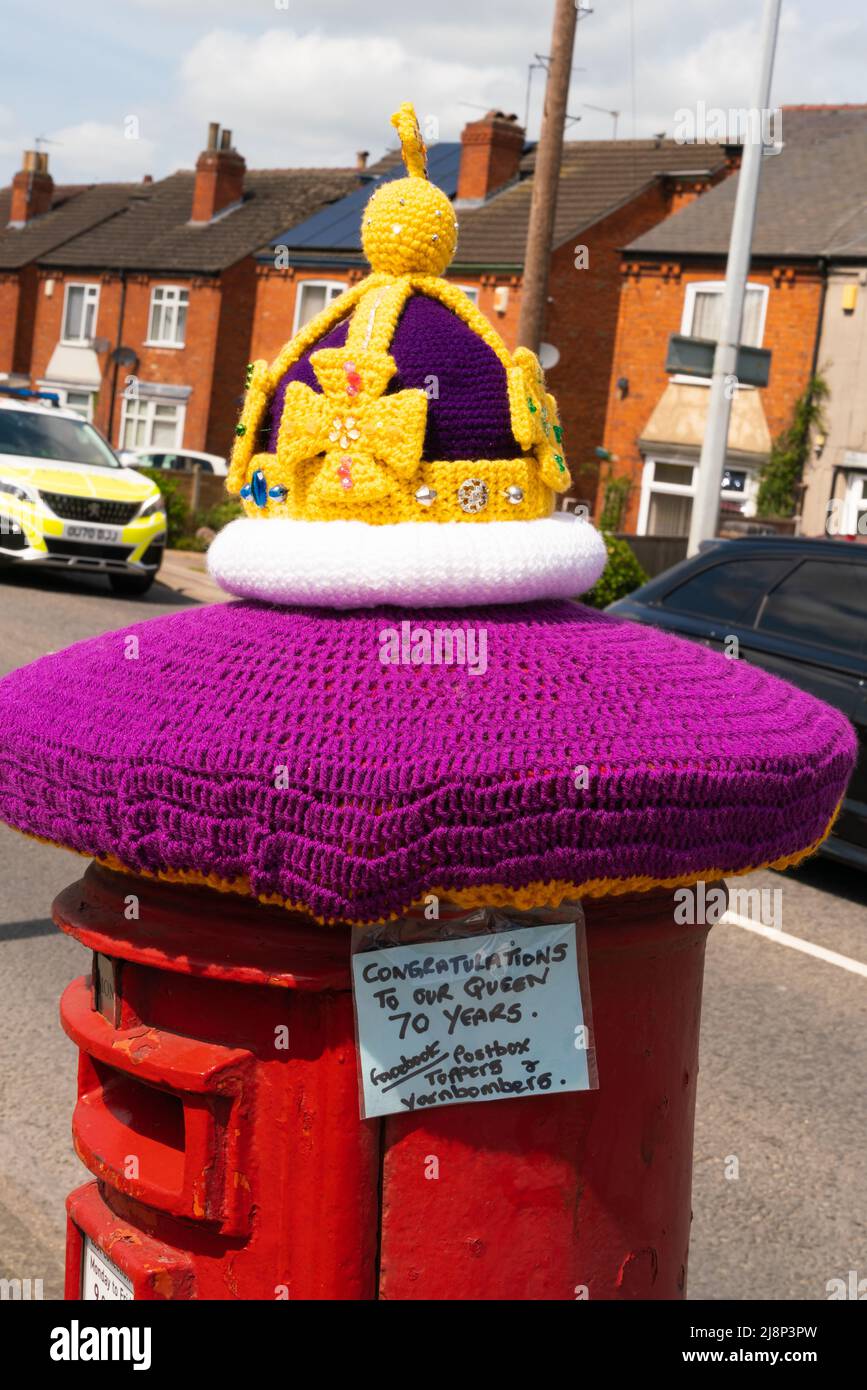 Rouge, boîte postale, boîte postale, crochetée, Royal Mail, Chapeaux en laine, tricotés à la main, boîtes à colonnes, Lincoln City, Queens Jubilee, Couronne de Queens, crochet, tricotage. Banque D'Images