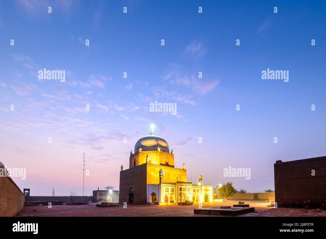 Bahauddin Zakariya, aussi connu sous le nom de Baha-ul-Haq et Bahauddin Zakariya Multani[2] était un érudit musulman sunnite Banque D'Images