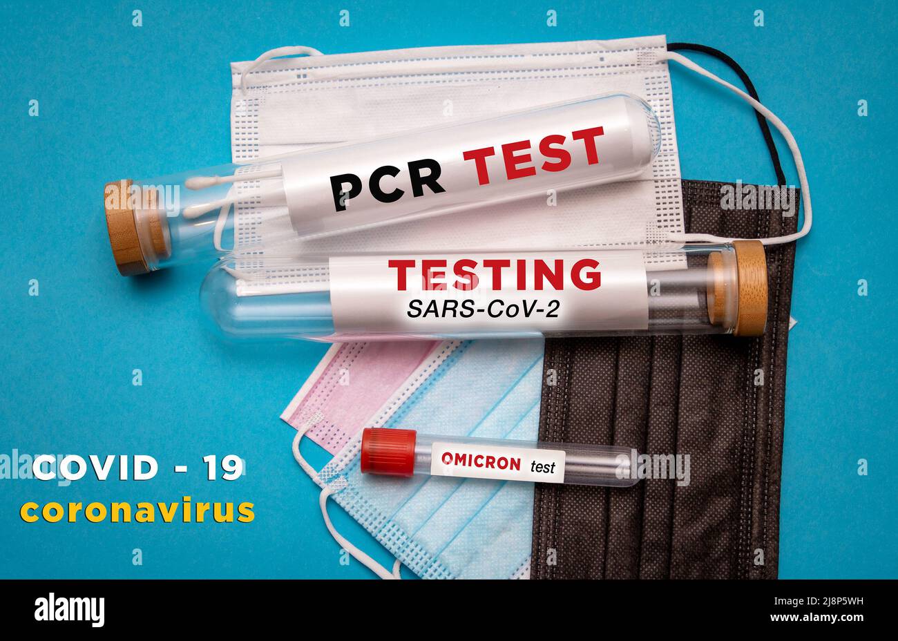 Coronavirus pandémique covid-19 tubes de diagnostic médical sur masques protecteurs Banque D'Images