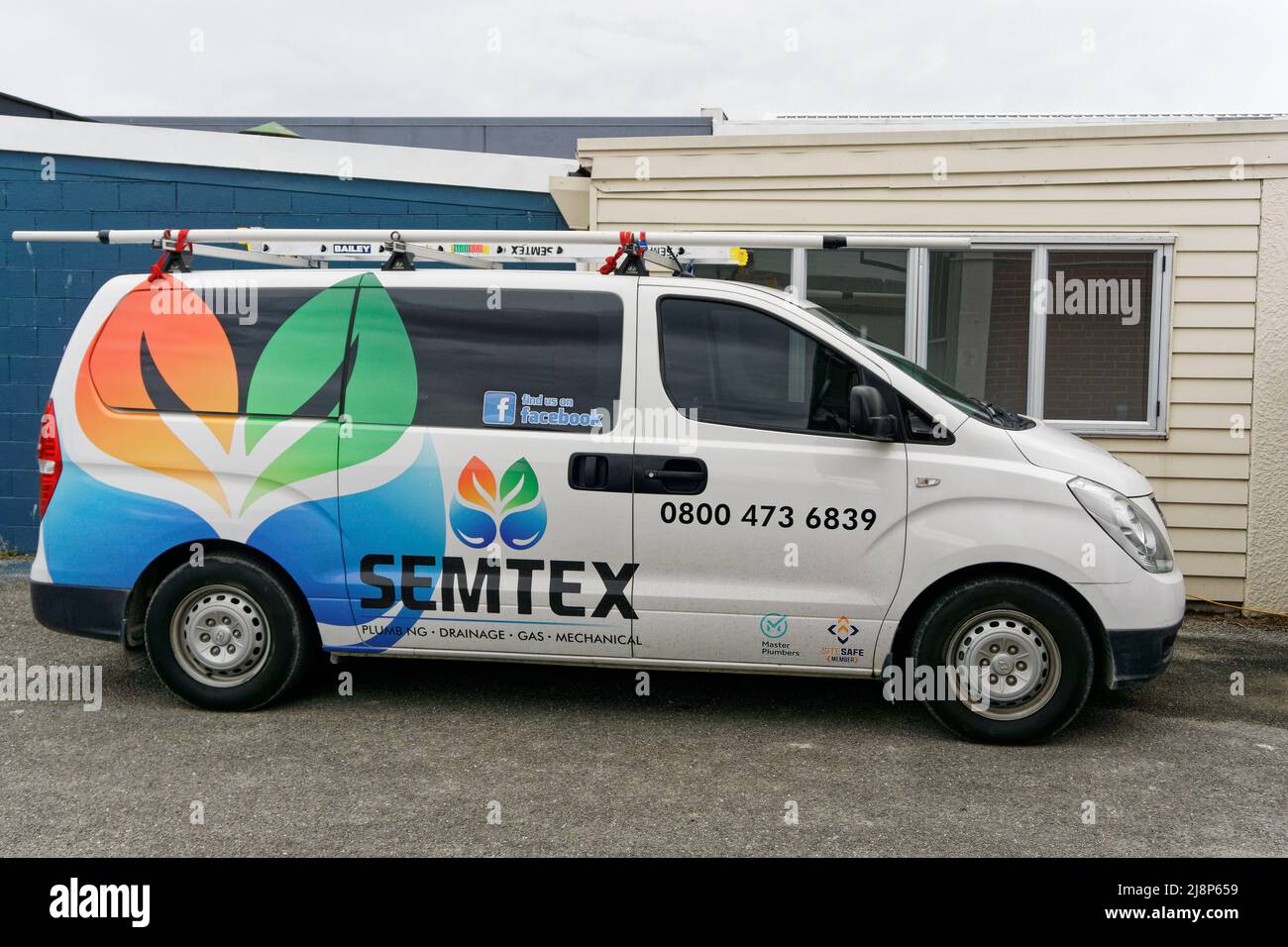 Aotearoa / Nouvelle-Zélande - 17 mai 2022 : la fourgonnette d'une compagnie de plomberie appelée Semtex garée dans une rue. Banque D'Images