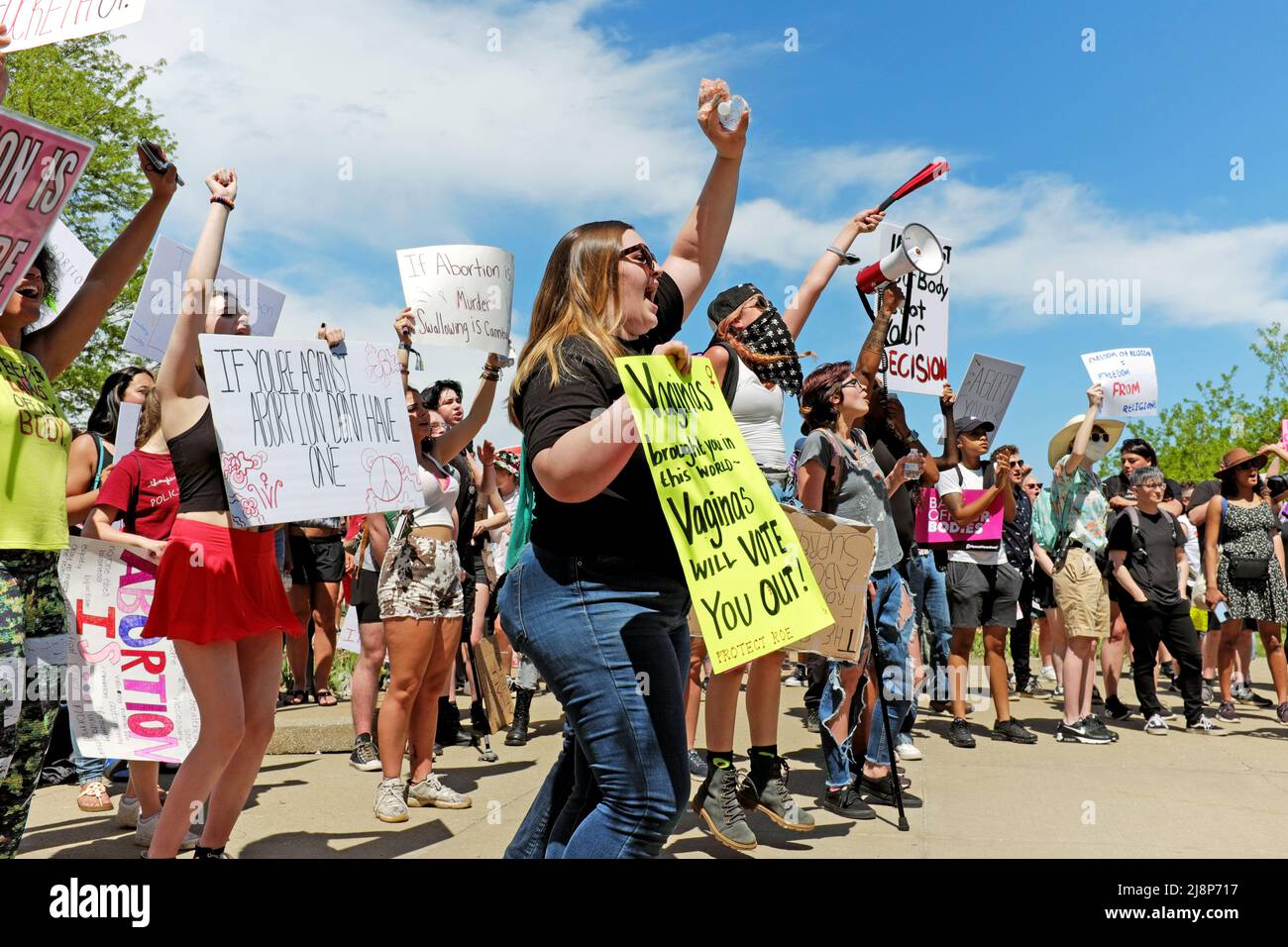 Les partisans de l'avortement se réjouissent d'un rassemblement de Roe contre Wade dans le centre-ville de Cleveland, Ohio, États-Unis, le 14 mai 2022. Banque D'Images