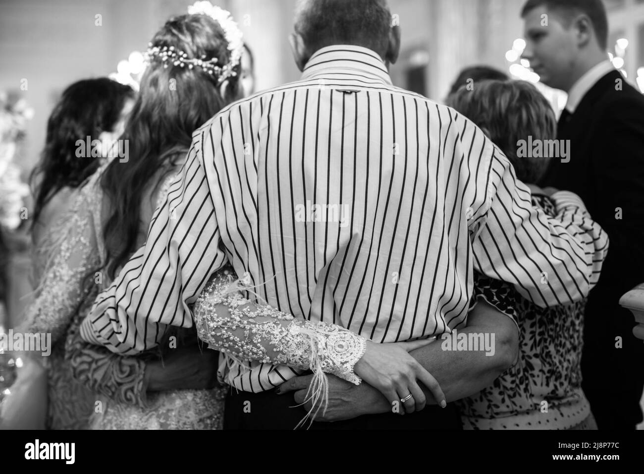 Les invités dansent à la fête de mariage. Banque D'Images