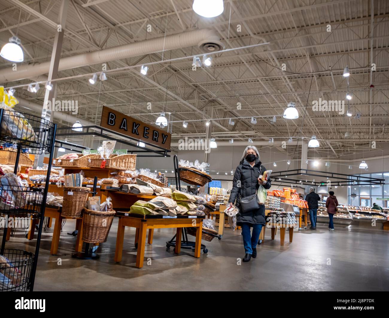 Mill Creek, WA États-Unis - vers avril 2022 : vue d'une femme âgée transportant des produits d'épicerie dans la section boulangerie d'une épicerie de la ville et du pays Banque D'Images