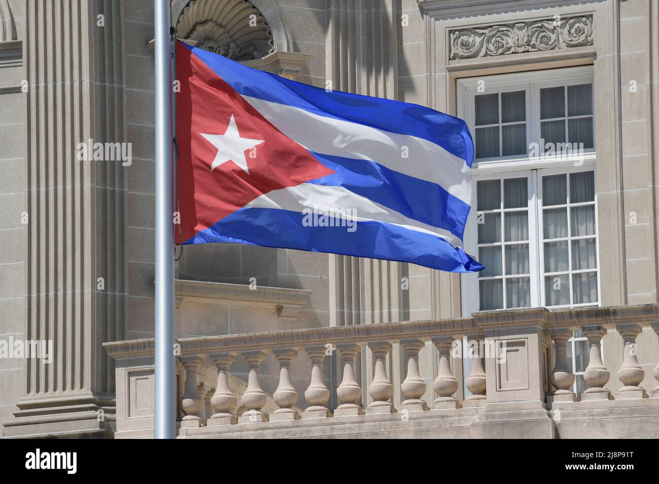 Un drapeau cubain est visible à l'ambassade de la République de Cuba à Washington DC. Les États-Unis ont décidé de ne pas inclure Cuba au prochain IX Sommet des Amériques, qui se tiendra du 6 au 10 juin 2022 à Los Angeles. Banque D'Images