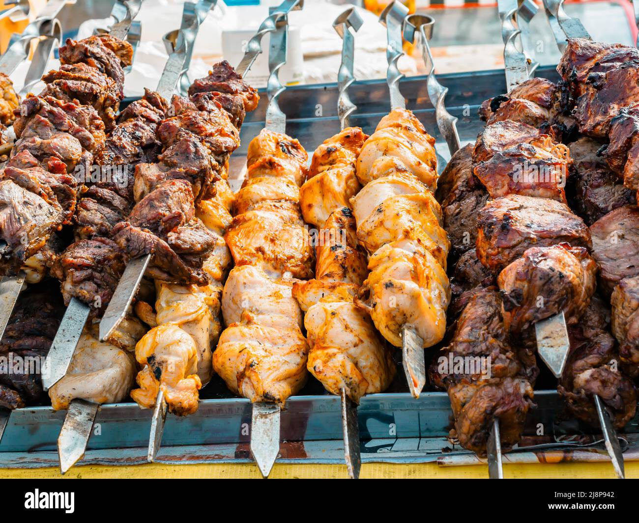 Faire cuire du shashlik sur une brochette de métal et des légumes grillés. Viandes et légumes grillés. Délicieux repas de rue. Banque D'Images