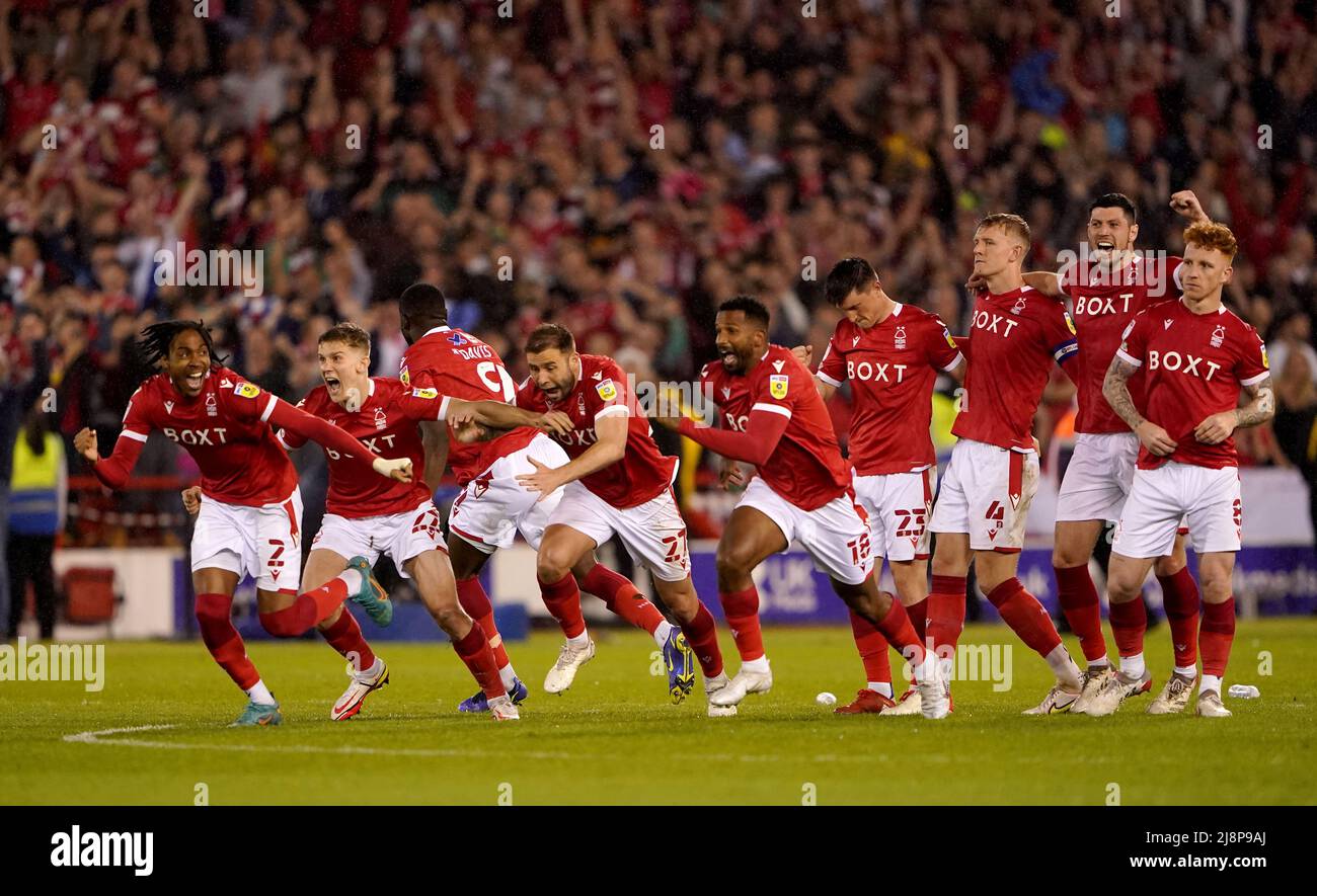 Les joueurs de Nottingham Forest fêtent leur arrivée à la finale lors du tir de pénalité lors de la demi-finale du championnat Sky Bet, deuxième match de match de la City Ground, Nottingham. Date de la photo: Mardi 17 mai 2022. Banque D'Images