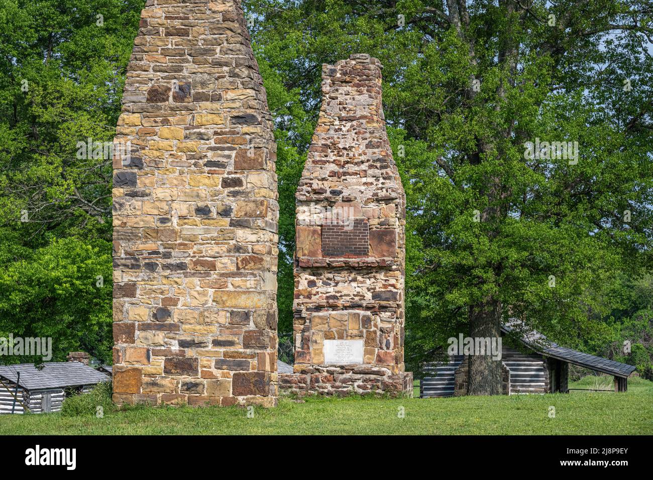 Cheminées en pierre du site du bureau des Adjutants, occupées par Jefferson Davis de 1833 à 1835, à fort Gibson Stockade, à fort Gibson, Oklahoma. Banque D'Images