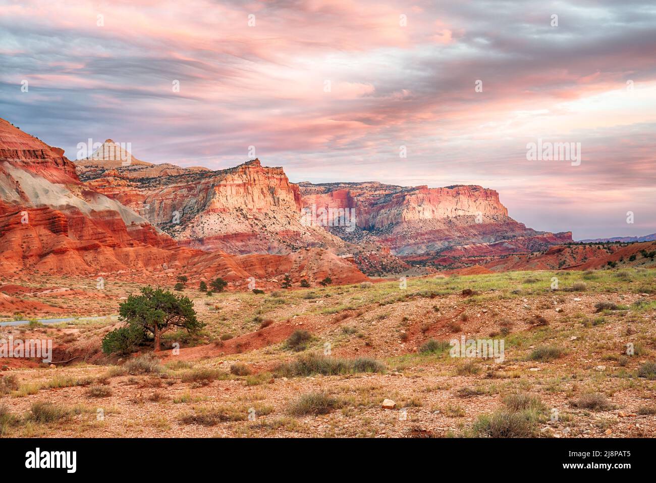 Coucher de soleil le long des falaises dans le parc national de Capitol Reef, Utah Banque D'Images