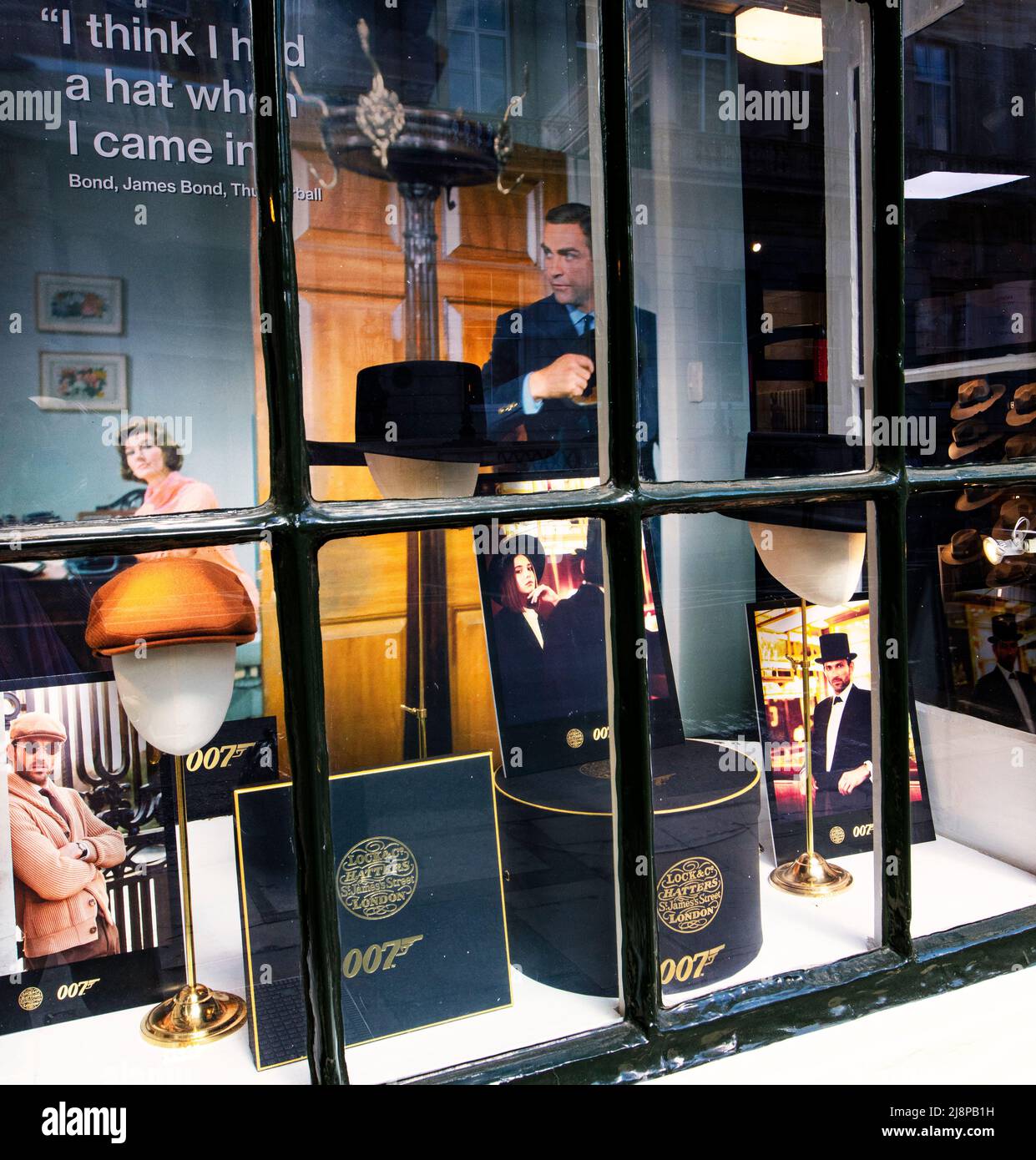 La façade de Lock & Co. Hatters, la plus ancienne boutique de chapeaux au monde, au 6 St James's St, Londres ; une fenêtre spéciale (Sean Connery ) James Bond. Banque D'Images