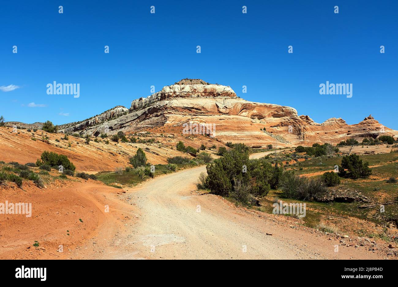 Moab, Utah, États-Unis. 29th avril 2022. Ciel bleu clair le long du paysage désertique élevé et de la piste cyclable de Kokopelli près du pont Dewey et de Moab, Utah. La piste Kokopelli est une piste cyclable de montagne lointaine et spectaculaire de 142 miles (229km) qui s'étend de Loma, Colorado à Moab, Utah. Crédit : csm/Alay Live News Banque D'Images