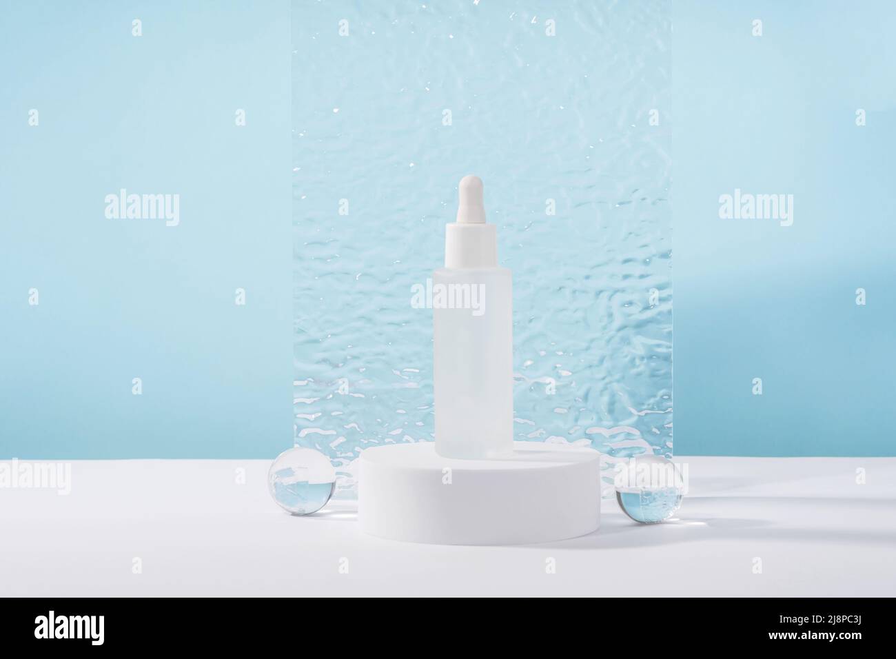 Maquette de crème cosmétique sans marque sur le podium avec des accessoires élégants, des boules en verre et une plaque en acrylique. Lotion, correcteur ou produit de beauté blanc Banque D'Images