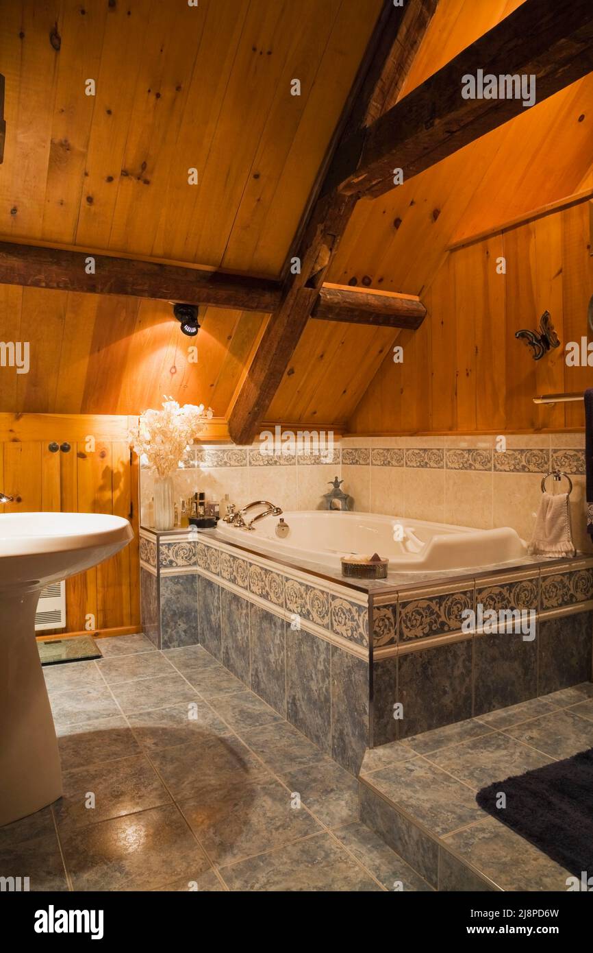 Salle de bains chic rustique avec baignoire à l'étage à l'intérieur de la  maison de style cottage Canadiana datant de 1740 Photo Stock - Alamy