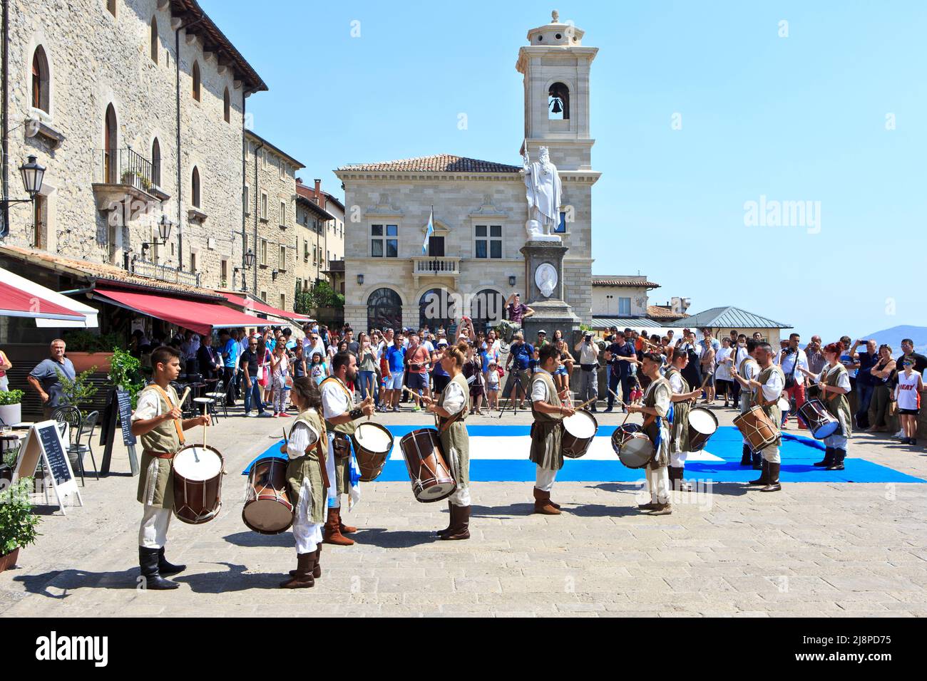 Un spectacle militaire traditionnel médiéval au tambour lors d'un festival sur la place de la liberté à Saint-Marin Banque D'Images