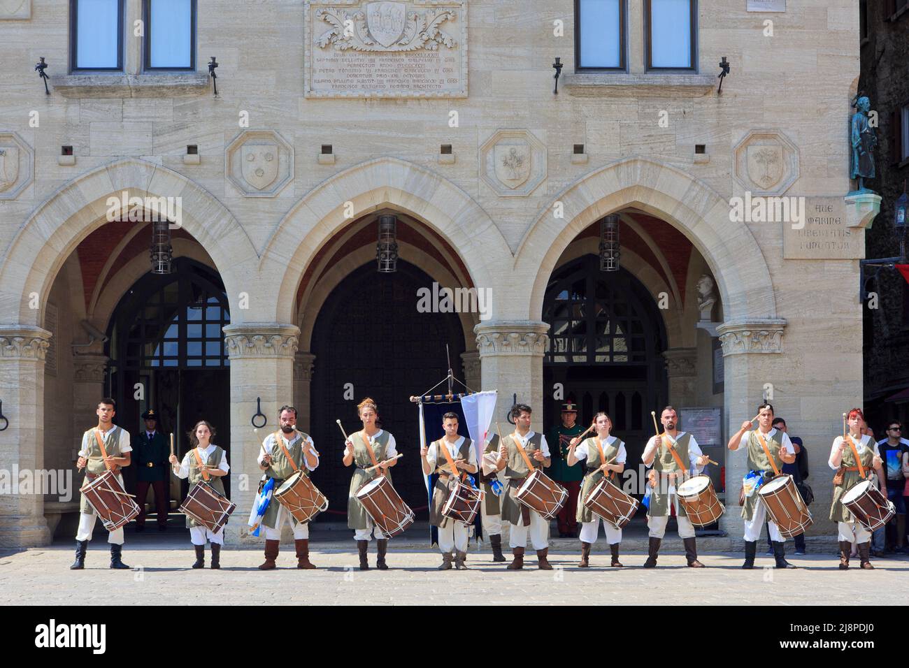 Un spectacle militaire traditionnel médiéval au tambour lors d'un festival sur la place de la liberté à Saint-Marin Banque D'Images