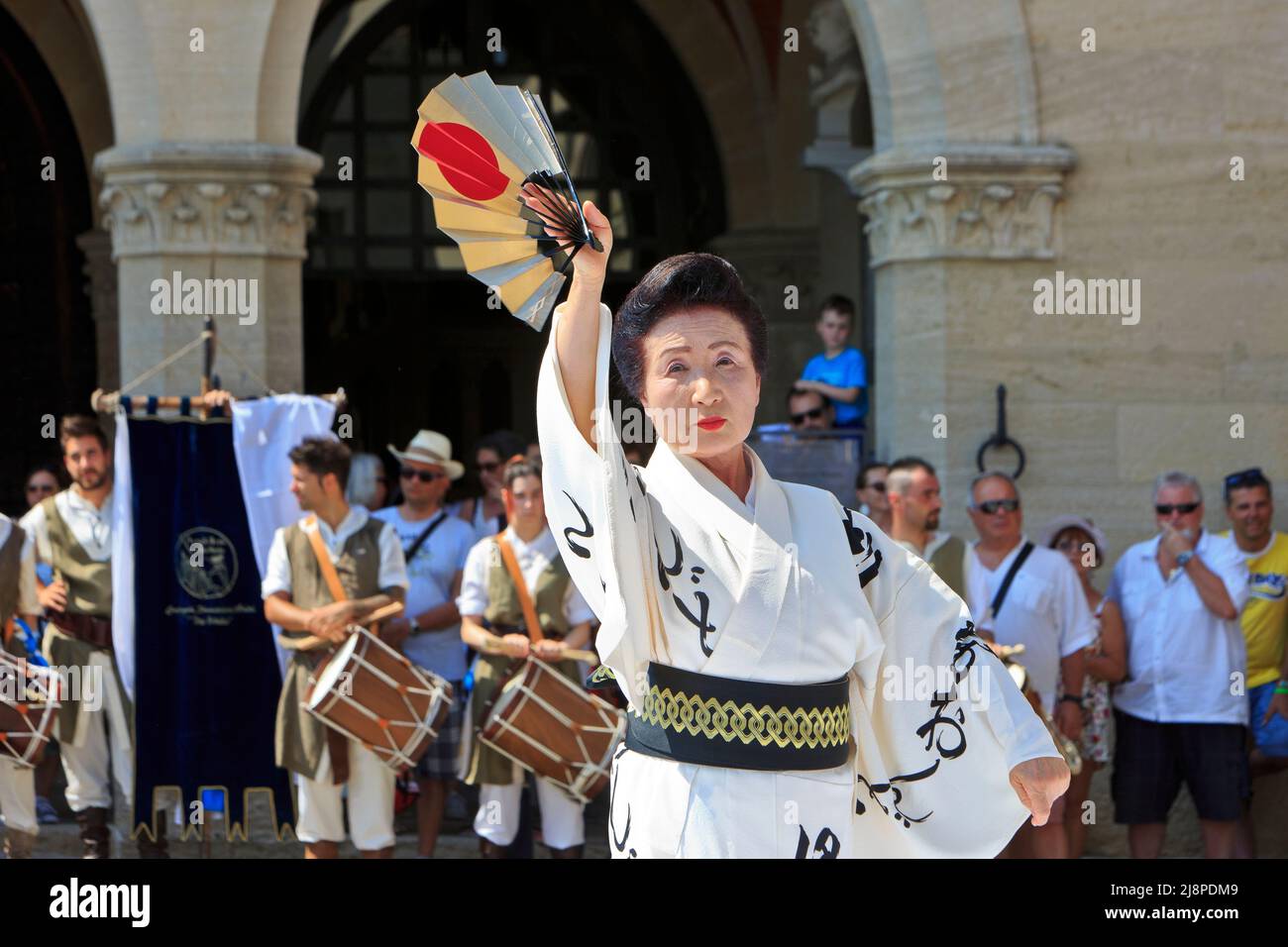 Un spectacle de danse traditionnelle japonaise au cours d'un festival à Liberty Square à San Marino Banque D'Images