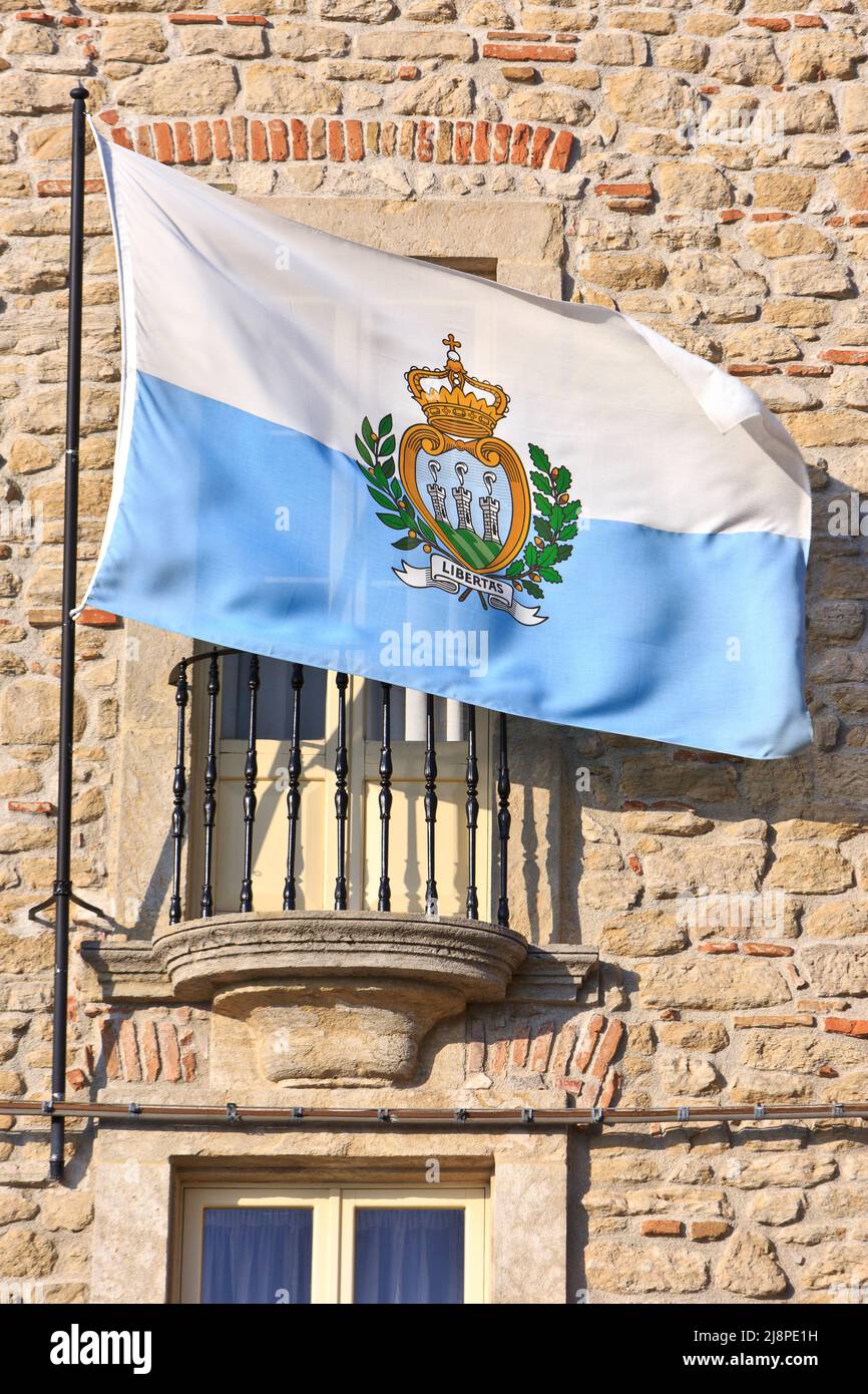 Le drapeau de Saint-Marin battant fièrement sur la place de la liberté à San Marino Banque D'Images