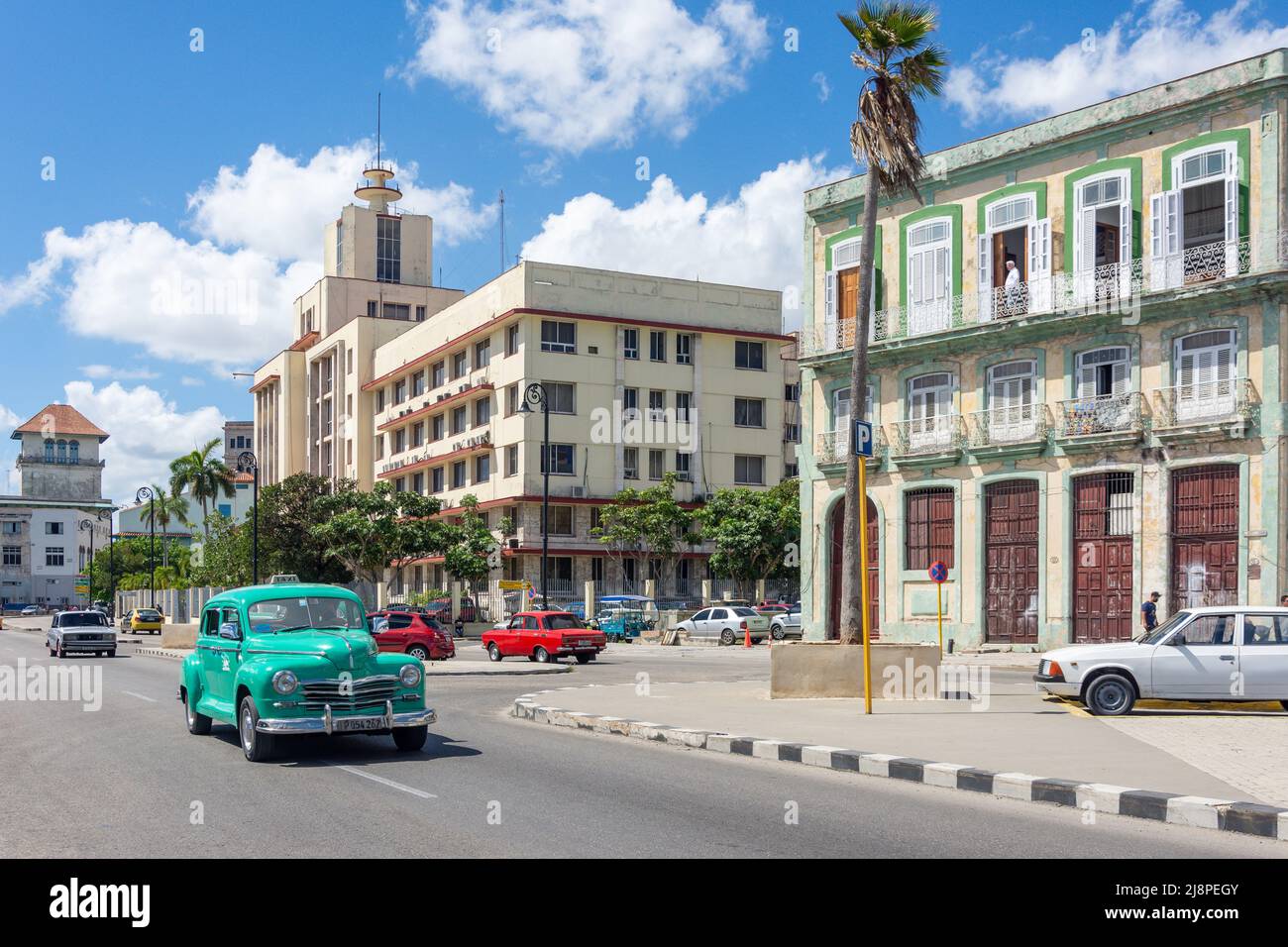 Voiture américaine classique dans la rue, la Vieille Havane, la Havane, la Havane, République de Cuba Banque D'Images