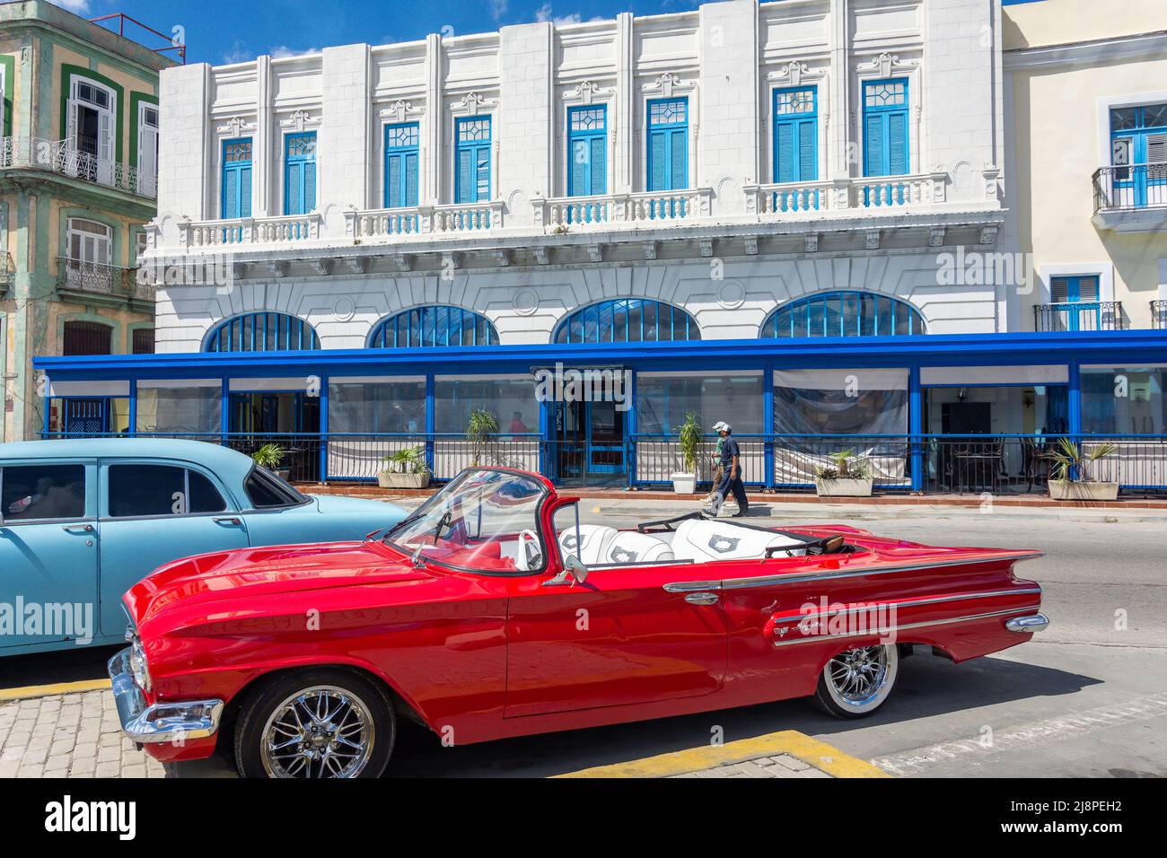 Voiture américaine classique convertible dans la rue, la Vieille Havane, la Havane, la Havane, République de Cuba Banque D'Images