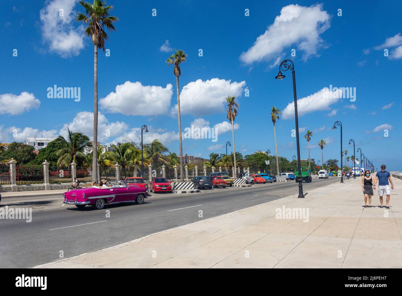 Voiture américaine classique sur l'avenue Del Puerto, la Vieille Havane, la Havane, la Havane, la République de Cuba Banque D'Images