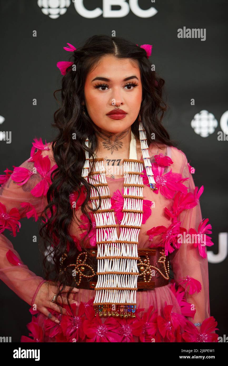 Tia Wood fait des cascades sur le tapis rouge lors des Juno Awards 2022 à Toronto, CANADA Banque D'Images