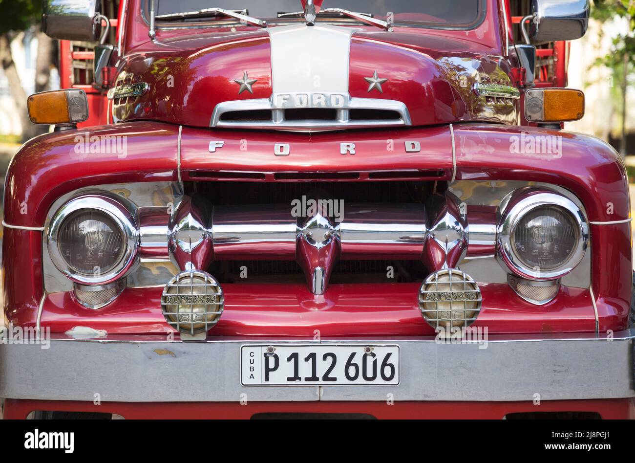 1951 Ford F5 Camion Truck bus, Cuba. En raison de l'embargo, les camions d'époque sont réaffectés avec des banquettes comme moyen de transport public rudimentaire. Banque D'Images