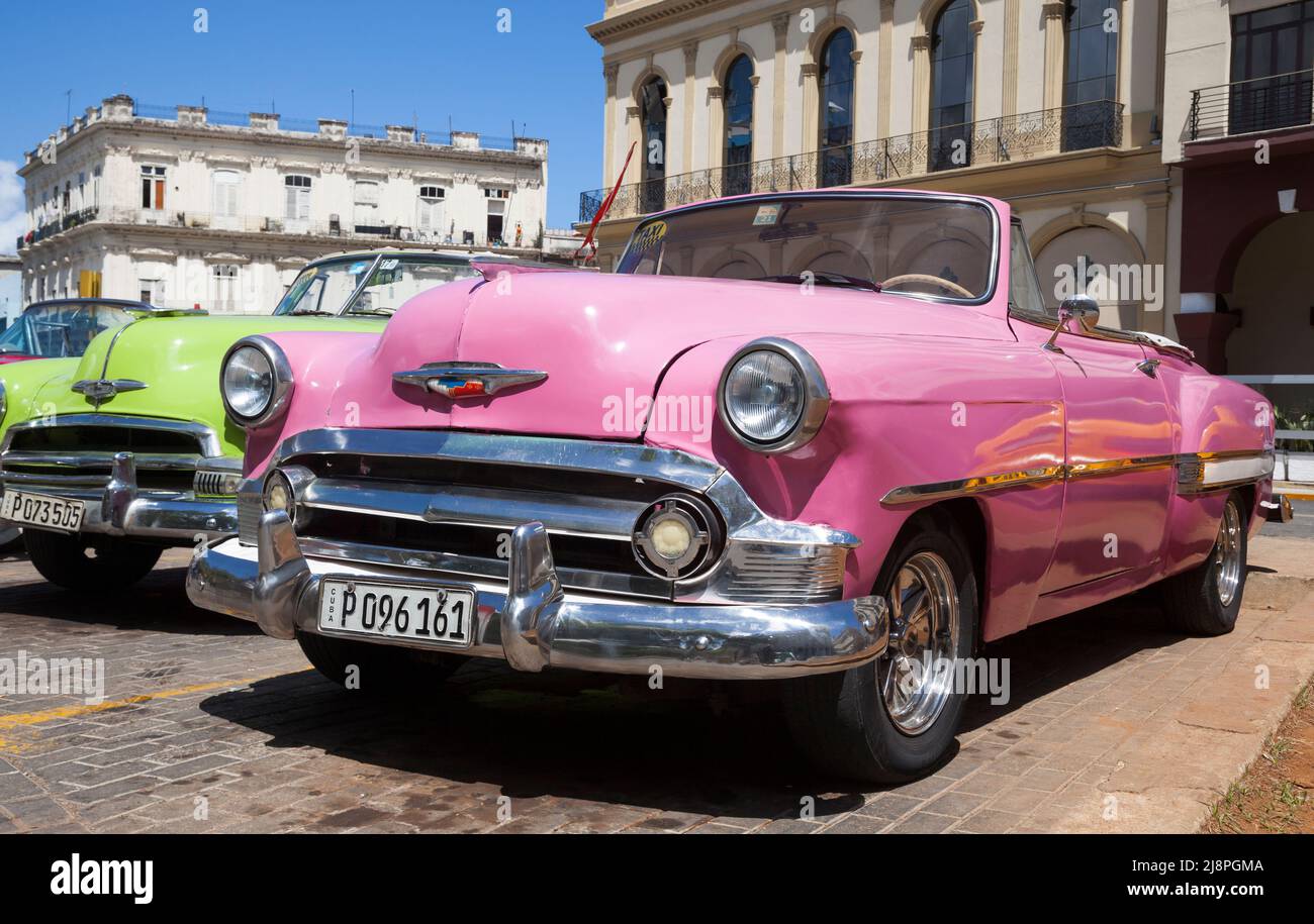 Les cabriolets Chevrolet d'époque 1950s, parmi les nombreux véhicules avant l'embargo qui peuvent être vus dans l'utilisation quotidienne partout à Cuba. Banque D'Images