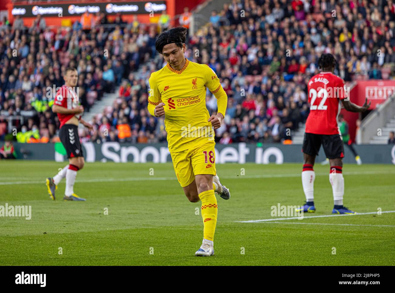 Southampton. 18th mai 2022. Le Takumi Minamino de Liverpool célèbre son but égalisateur lors du match de la Premier League anglaise entre Southampton et Liverpool à Southampton, en Grande-Bretagne, le 17 mai 2022. Credit: Xinhua/Alay Live News Banque D'Images