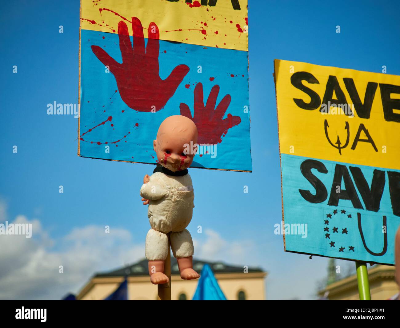 Bannière Save Ukraine, Save eu debout sur fond bleu-jaune. Manifestation pas de guerre en Ukraine. Pas de guerre, arrêter la guerre, agression russe. Munich - avril Banque D'Images