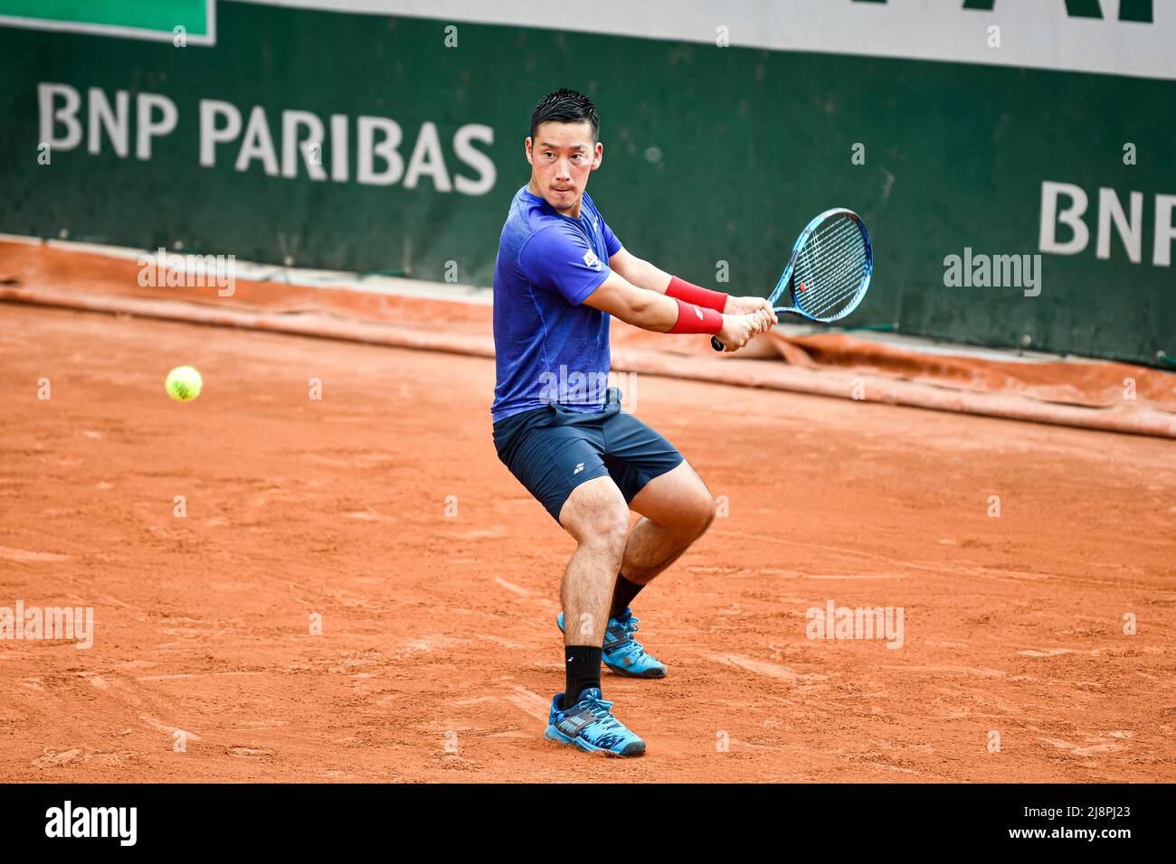 Paris, France. 17th mai 2022. Yuichi Sugita du Japon lors de l'Open de France (Roland-Garros) 2022, tournoi de tennis Grand Chelem le 17 mai 2022 au stade Roland-Garros à Paris, France. Crédit : Victor Joly/Alamy Live News Banque D'Images