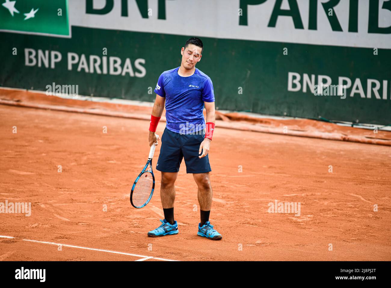 Paris, France. 17th mai 2022. Yuichi Sugita du Japon lors de l'Open de France (Roland-Garros) 2022, tournoi de tennis Grand Chelem le 17 mai 2022 au stade Roland-Garros à Paris, France. Crédit : Victor Joly/Alamy Live News Banque D'Images