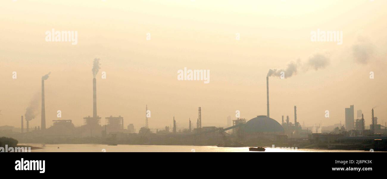Pollution industrielle par les usines et les raffineries de pétrole le long du fleuve Yangtze à Nanjing, en Chine. Banque D'Images