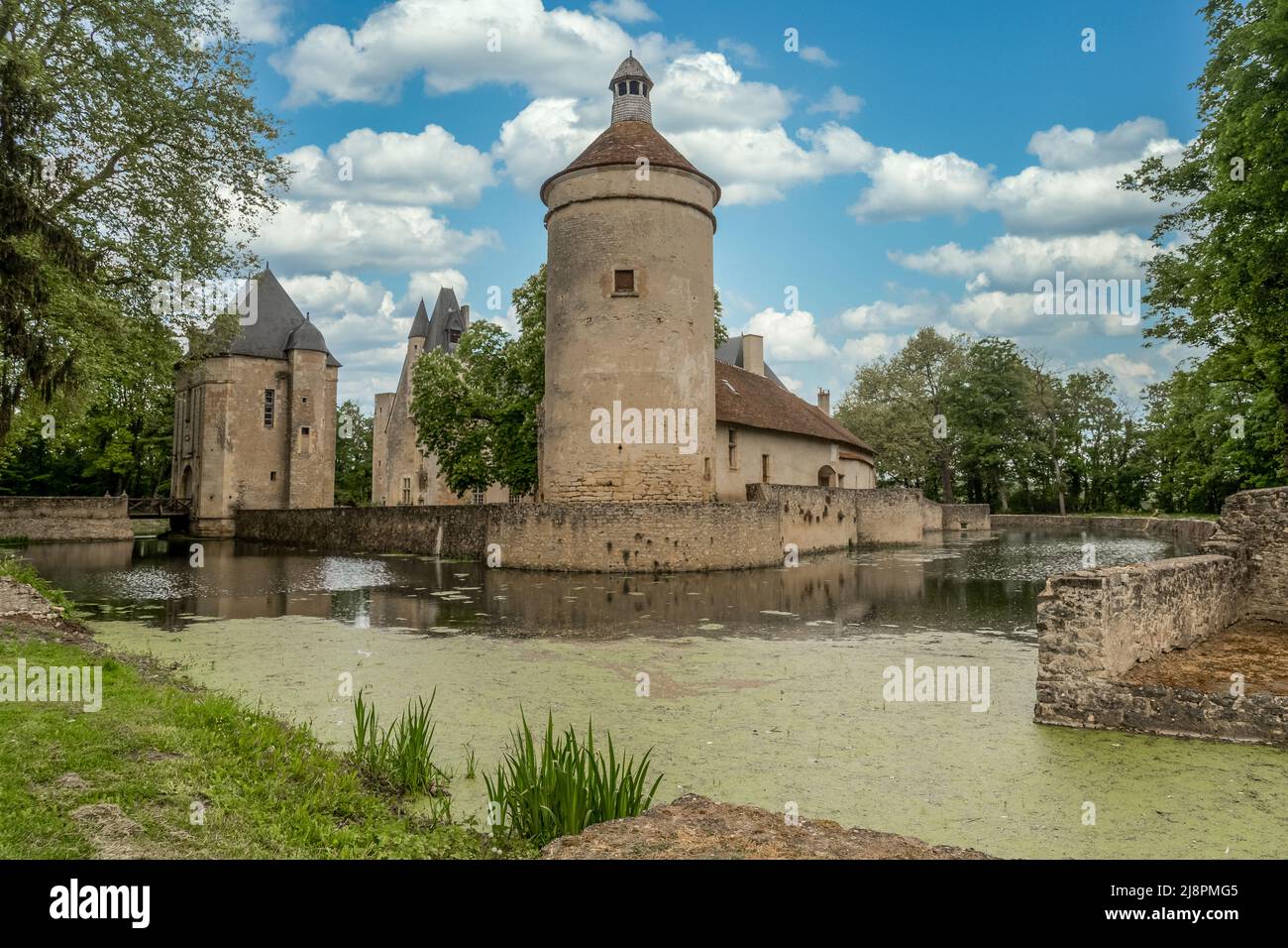 Vue aérienne du monument historique Château de Bannegon en France à la frontière entre Berry et Bourbonnais, avec donjon imposant, pont-levis et trapèzoï Banque D'Images