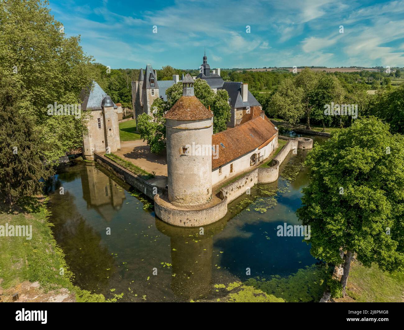 Vue aérienne du monument historique Château de Bannegon en France à la frontière entre Berry et Bourbonnais, avec donjon imposant, pont-levis et trapèzoï Banque D'Images